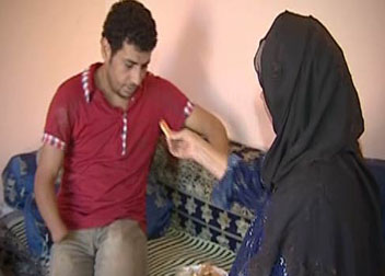 مصري يقطع يديه ليمنع نفسه من السرقة! مصري يقطع يديه ليمنع نفسه من السرقة!