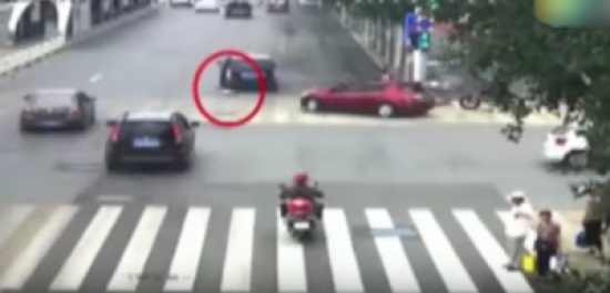في حادثٍ مروّع .. أم تقتل ابنتها دهساً! في حادثٍ مروّع .. أم تقتل ابنتها دهساً!