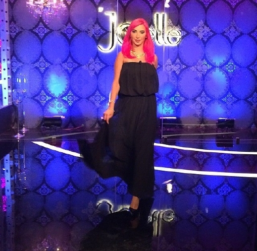 بالصور: جويل تصور حلقات جديدة من برنامجها بشعرها الزهري