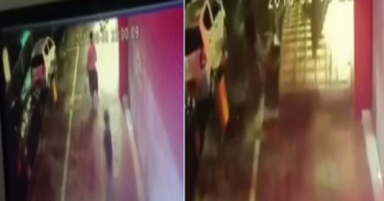 فيديو: لوحة إعلانية تسقط على سيدة في الشارع وتقتلها أمام إبنها