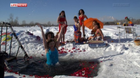 صور: نساء سيبيريا يحتفلن بعيد المرأة سباحة في بركة متجمدة