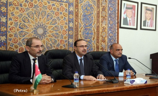 المومني : الأردنيون تعوّدوا في الأزمات أن يقفوا معًا جميعًا للدفاع عن الدولة المومني : الأردنيون تعوّدوا في الأزمات أن يقفوا معًا جميعًا للدفاع عن الدولة