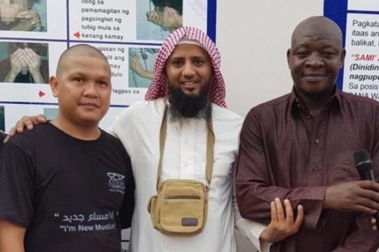 أمانة حاج أفريقي تدفعه لإعادة 6 آلاف ريال إلى آخر فلبيني: “جئت لأرمي الشيطان فكيف أجعله يرميني” أمانة حاج أفريقي تدفعه لإعادة 6 آلاف ريال إلى آخر فلبيني: “جئت لأرمي الشيطان فكيف أجعله يرميني”