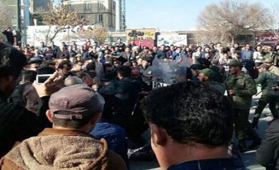 اشتباك مع قوات الأمن في «شهر كرد» في ثالث يوم من الانتفاضة الأيرانية العارمة