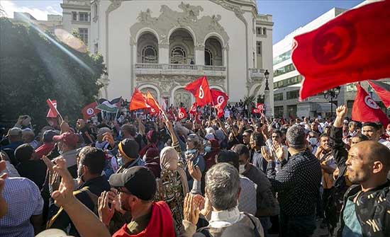 تونس.. الآلاف يتظاهرون إحياء لذكرى الاستقلال ورفضا لـ"الانقلاب" تونس.. الآلاف يتظاهرون إحياء لذكرى الاستقلال ورفضا لـ"الانقلاب"