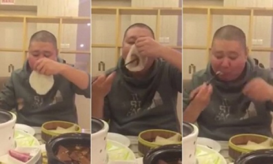 شاهد..  رجل يتناول البط الياباني بطريقة غريبة