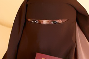 منع أول مسلمة تتحدى حظر النقاب من حضور محاكمتها بفرنسا منع أول مسلمة تتحدى حظر النقاب من حضور محاكمتها بفرنسا
