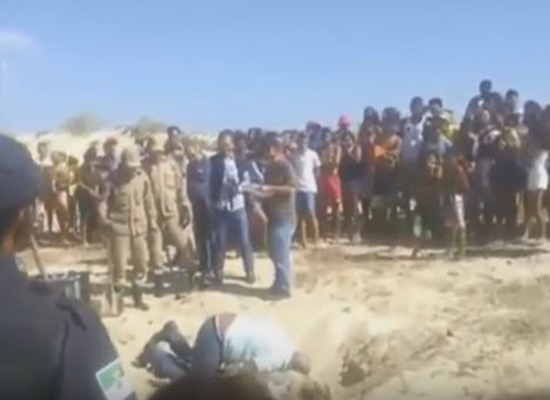 بالفيديو: طبيب شرعي ينام فوق الجثة في موقع الجريمة