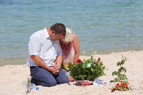 بالصور.. وداع حزين للأمان والبهجة على شاطئ فندق سوسة المنكوب