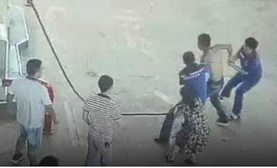 بالفيديو.. إشكال عائلي كاد "يُشعلُ" محطّة بنزين!