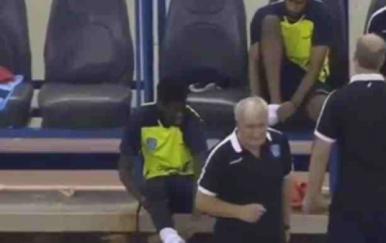 فيديو : شراب حارس سبب بوقف مباراة