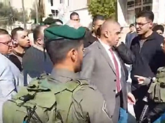 بالفيديو – مسؤول فلسطيني يشتم مجندة إسرائيلية: اخرسي.. إذهبي إلى الجحيم! بالفيديو – مسؤول فلسطيني يشتم مجندة إسرائيلية: اخرسي.. إذهبي إلى الجحيم!