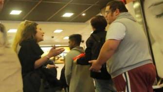 بالفيديو: نعتته بالسمين الذي يجب أن يتوقف عن الأكل... شاهد ماذا حدث!