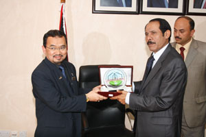 وفد من جامعة العلوم الاسلامية الماليزية يزور جامعة الزرقاء