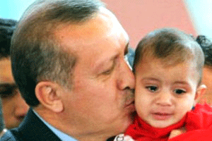 أردوغان يكتب يتيمة سورية باسمه بعد قتل عائلتها بالاحتجاجات أردوغان يكتب يتيمة سورية باسمه بعد قتل عائلتها بالاحتجاجات