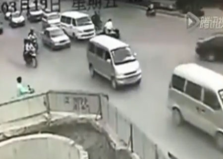 سائق يتسبب بحوادث خلال لحظات