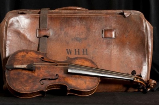 بيع الكمان الخاص بقائد فرقة "تايتانيك" بـ 1.5 مليون دولار