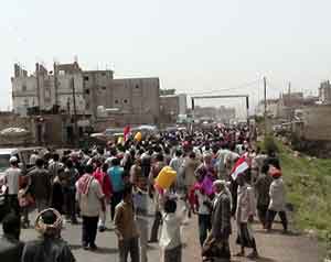 مطالبات برحيل نجل وأقارب صالح   