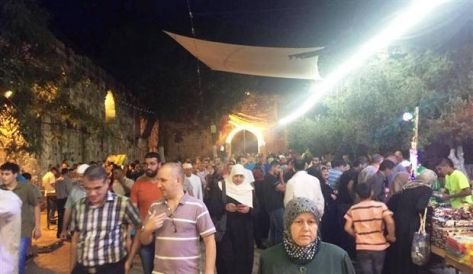 الآلاف يؤدون صلاتي التراويح والفجر برحاب الاقصى