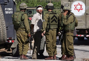 الاحتلال يعتقل 7 فلسطينيين في الضفة الغربية 