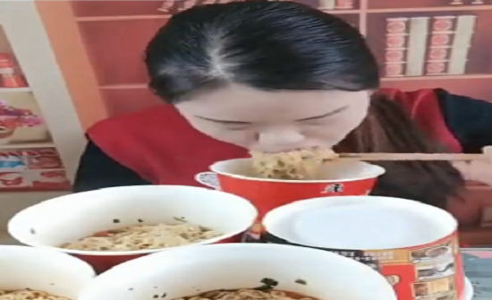 بالفيديو: فتاة تتناول أطباقا متنوعة من المكرونة بشراهة