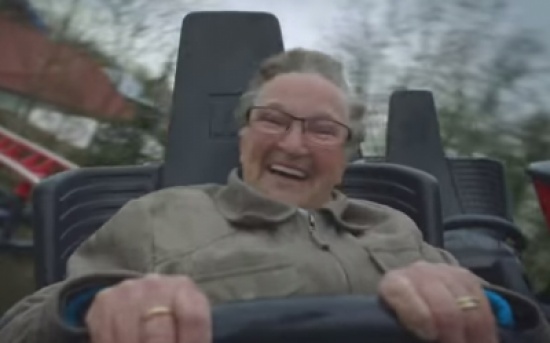 عجوز تضحك بشكل هستيري في مدينة الملاهي !