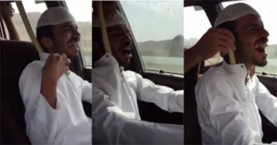 شاهد.. شاب متهور يقود سيارة وزميله يضع ثعبان داخل ثيابه
