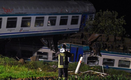 4 قتلى بحادث اصطدام قطار سريع بجسر مشاة في انقرة