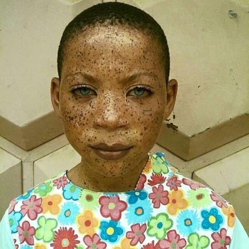 لن تصدّقوا جمال هذه السمراء بعيونها الملونة لن تصدّقوا جمال هذه السمراء بعيونها الملونة