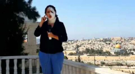 شاهد.. مراسلة فلسطينية تظهر على الهواء رغم إصابتها