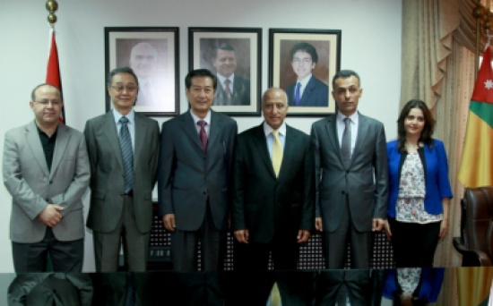 منحة مالية صينية لتحديث مدرج الحسن بن طلال في "الأردنية"