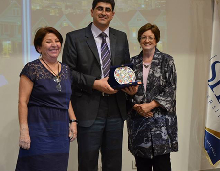 الدكتور نضال عيشة يلقى محاضرة في جامعة (Sifa University) بتركيا