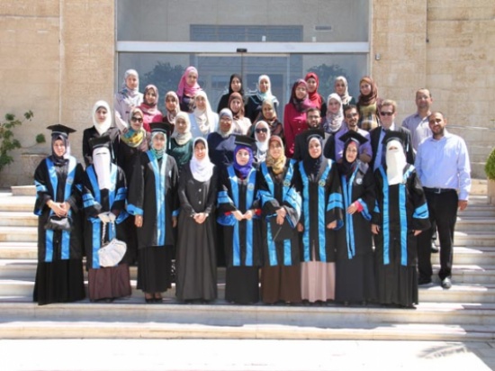 خريجو كلية الصيدلة في جامعة الزرقاء يؤدون قسم المهنة