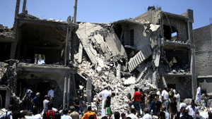 القذافي يتعهد بمواصلة القتال وكلينتون تتحدث عن تقدم للمعارضة 