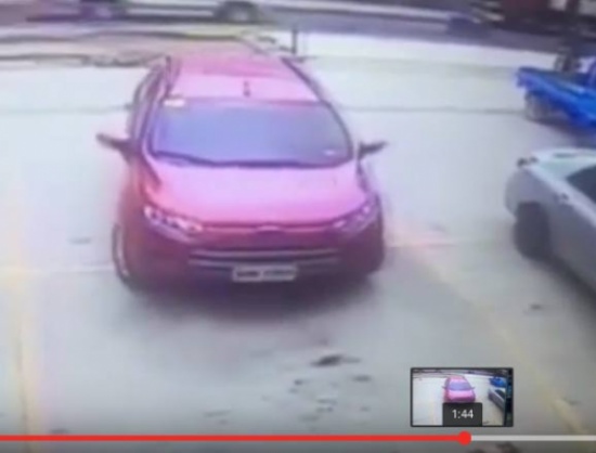 بالفيديو: حارس أمن يساعد هذه السيارة على الخروج من الموقف ولكن!