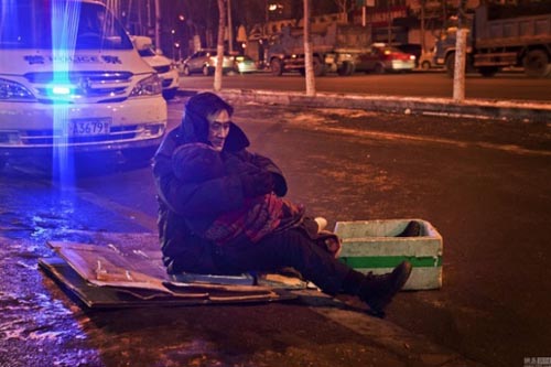 بالصور: صيني يعانق زوجته المتوفاة ساعتين في الشارع بالصور: صيني يعانق زوجته المتوفاة ساعتين في الشارع