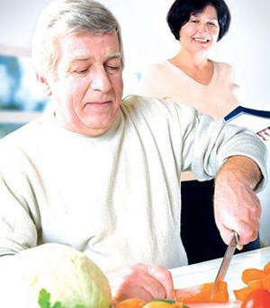 إجادة الزوج لفنون الطهي .. إحدى علامات البيت السعيد