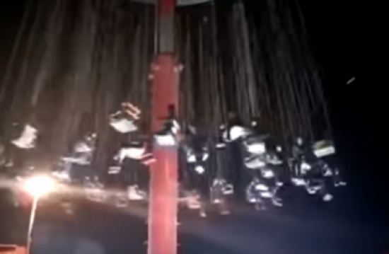 شاهد... سقوط مروع لأرجوحة هوائية تقل العشرات في الصين