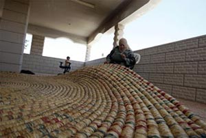 قرية فلسطينية تنجز صينية قش قطرها خمسة امتار 