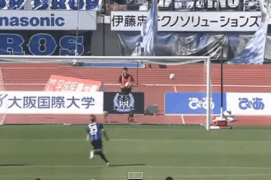 شاهد..  لاعبة تسجل هدفين من ضربتين ركنيتين في مباراة واحدة