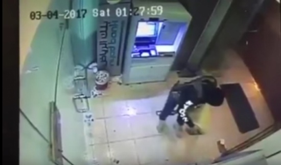 بالفيديو.. لحظة إشعال النار بصراف آلي في القطيف بالفيديو.. لحظة إشعال النار بصراف آلي في القطيف