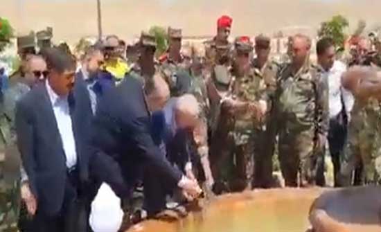 سخرية واسعة من حضور مسؤولي وضباط الأسد لتدشين “حنفية ماء” بدمشق .. بالفيديو