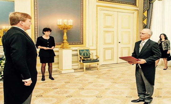 السفير المفلح يستلم وسام مملكة هولندا