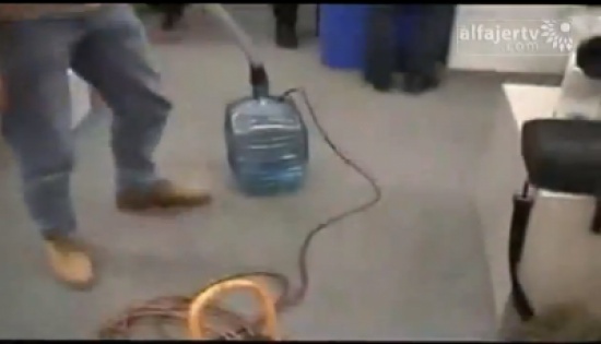 موظفون يفاجئون زميلهم بمدفع مائي تحت مكتبه !