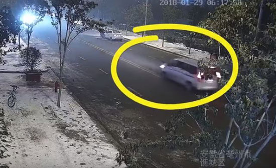 فيديو| شاهد لحظة دهس شاحنة لطالب متهور على طريق سريع فيديو| شاهد لحظة دهس شاحنة لطالب متهور على طريق سريع