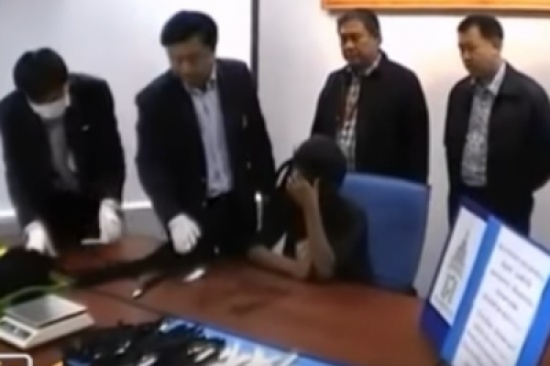 فيديو: امرأة تهرب المخدرات بمطار بانكوك في شعرها