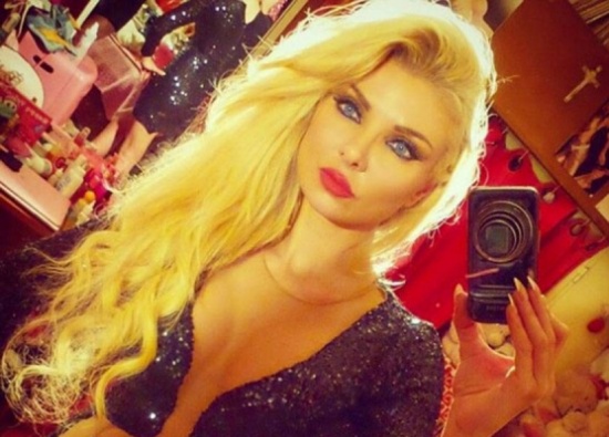 بالصورة.. ميريام كلينك تفاجئ متابعيها بإطلالة جريئة على “عمود التعري” !