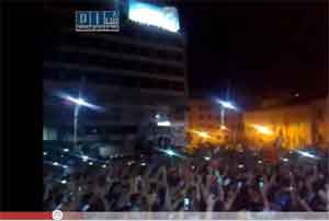 متظاهرون في حمص ضد النظام السوري  ( فيديو )