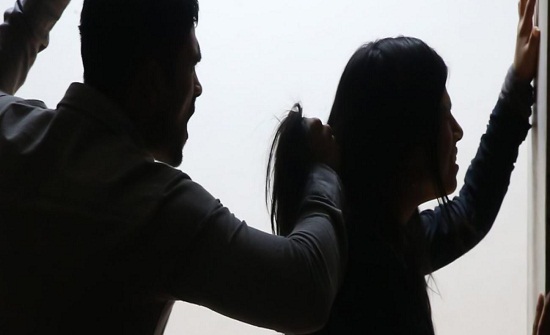 الكويت : بعد مشاجرة بينهما .. رجل يضرب زوجته الأردنية ويطردها الكويت : بعد مشاجرة بينهما .. رجل يضرب زوجته الأردنية ويطردها