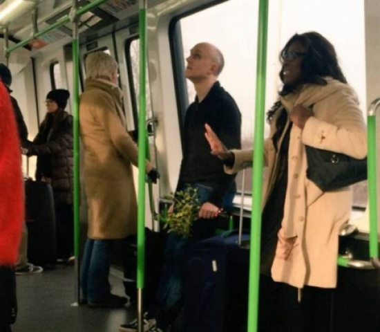 مشهد رومانسي لرجل داخل مترو يذيب القلوب